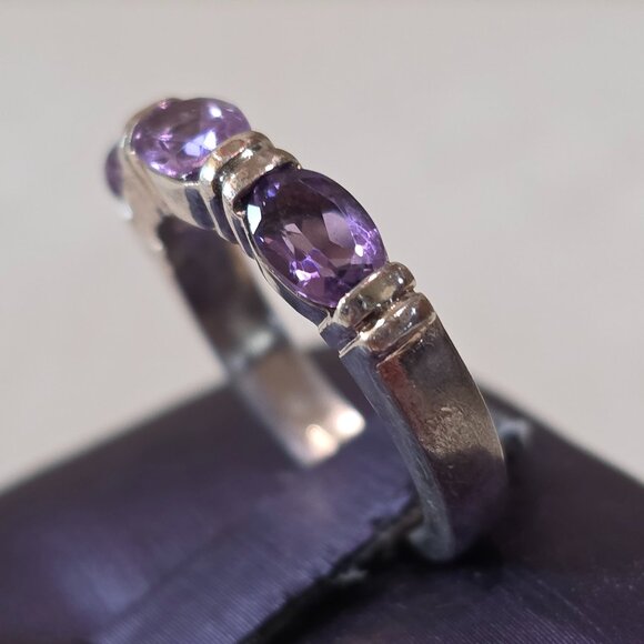 Vintage Oval Three Amethyst Purple Stone Gemstone Band Sterling Silver Ring SZ 5 - Picture 4 of 12
